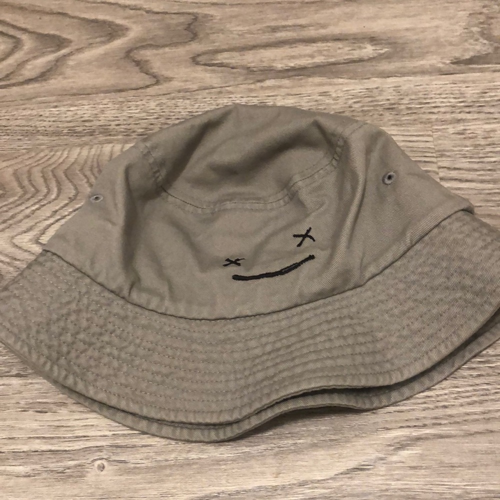 Grey bucket hat.